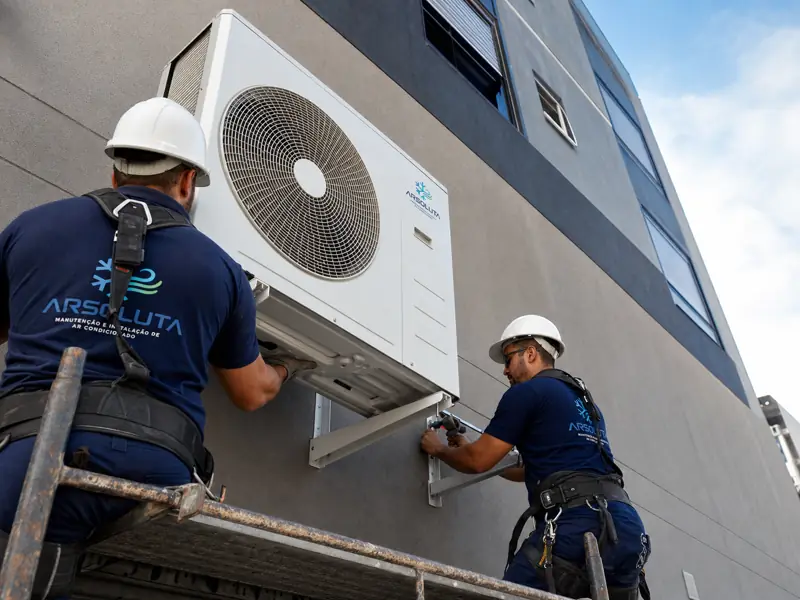 Técnicos da Arsoluta instalando a unidade externa de um ar condicionado