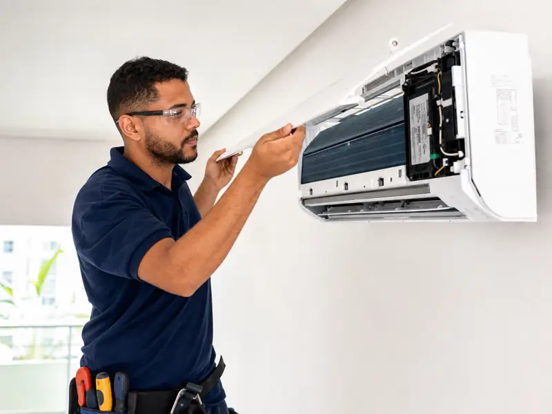 Técnico da Arsoluta em atendimento de ar condicionado em Nova Odessa